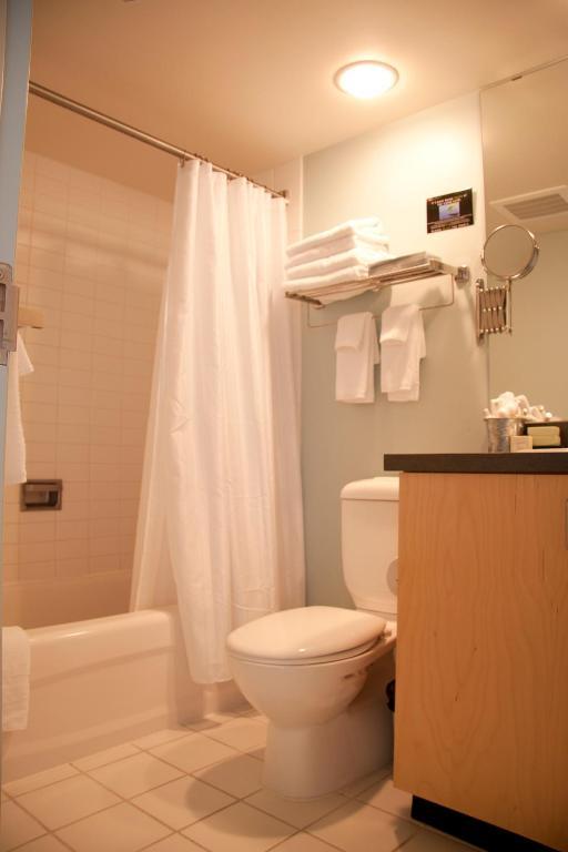 Simon Hotel At Simon Fraser University Бернаби Номер фото